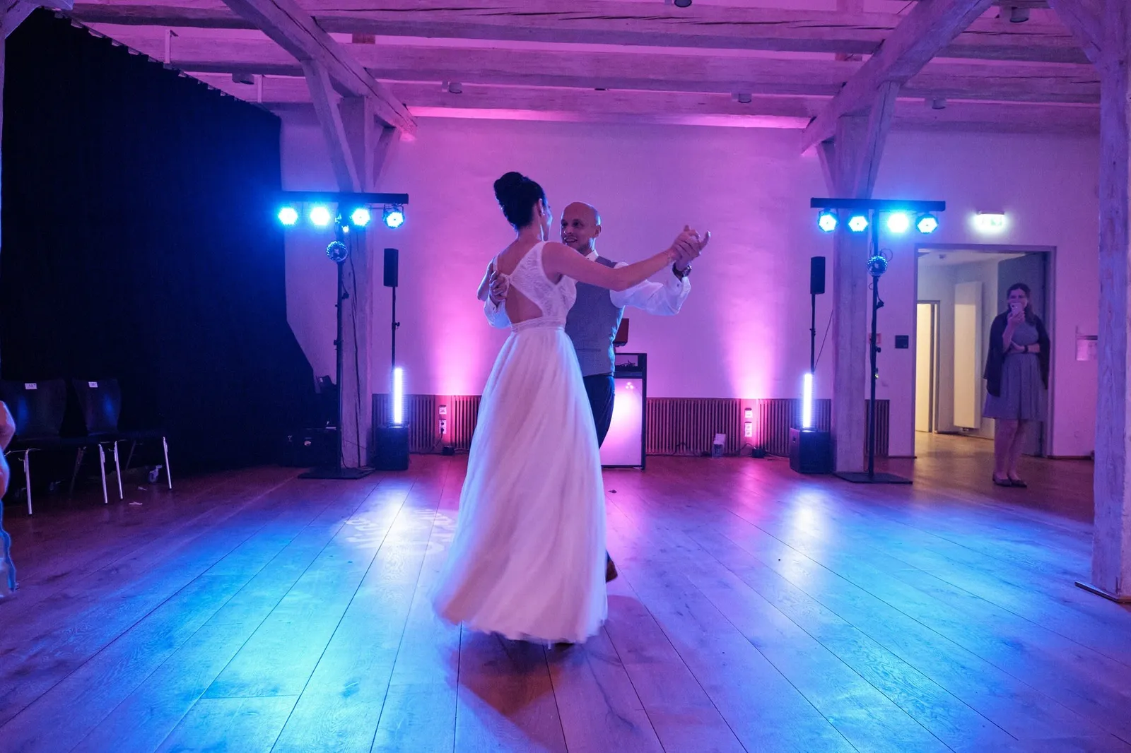 Martin und Nina beim Hochzeitstanz im Großen Saal – Hochzeit Martin & Nina, Wittelsbacher Schloss Friedberg