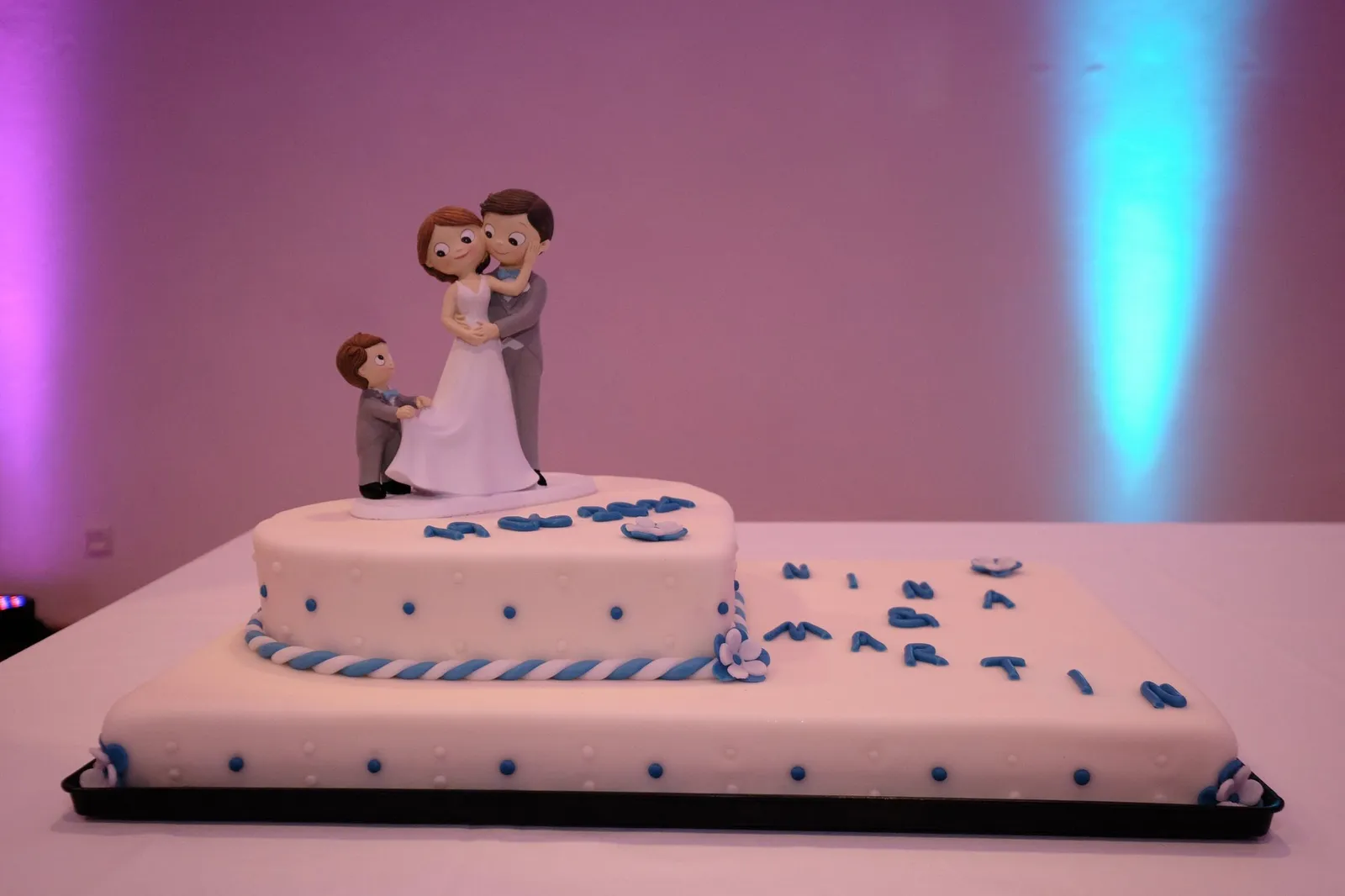 Hochzeitstorte mit Brautpaarfiguren und blauen Herzen – Hochzeit Martin & Nina, Wittelsbacher Schloss Friedberg