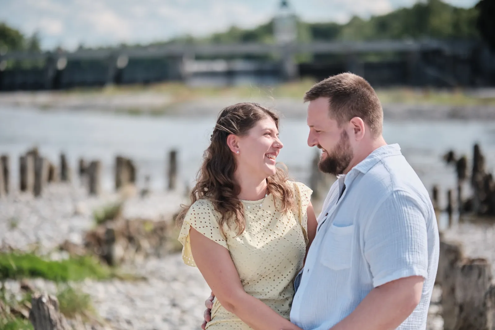 Lachende Umarmung vor dem Turmhaus am Hochablass – Kennenlernshooting Matthias & Rebecca, Hochablass Augsburg