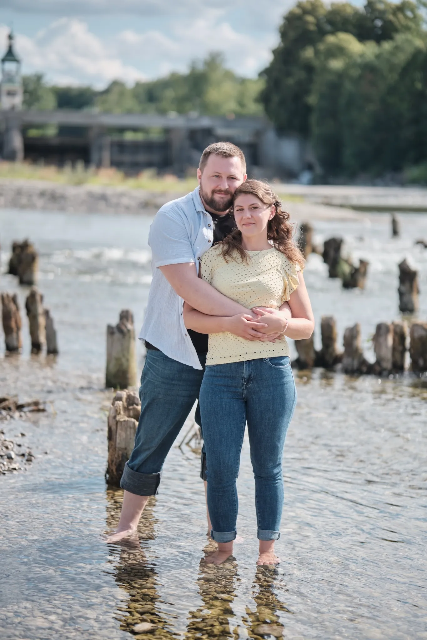 Barfuß im flachen Wasser zwischen den alten Holzpfählen des Lechs – Kennenlernshooting Matthias & Rebecca, Hochablass Augsburg