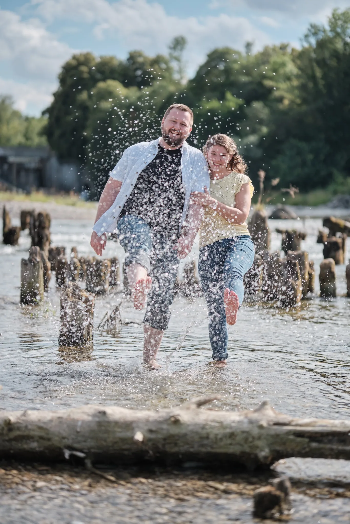 Rennen durchs seichte Wasser am Lech mit großen Spritzern – Kennenlernshooting Matthias & Rebecca, Hochablass Augsburg