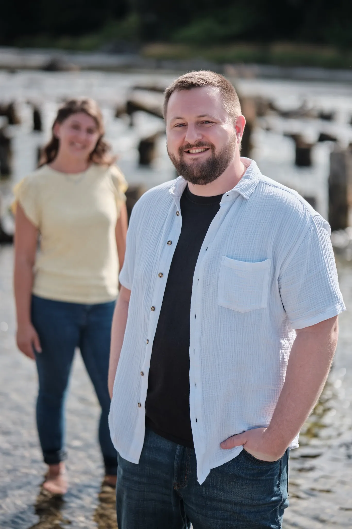 Lässiges Portrait im zweiten Outfit auf den Kiesbänken am Hochablass – Kennenlernshooting Matthias & Rebecca, Hochablass Augsburg