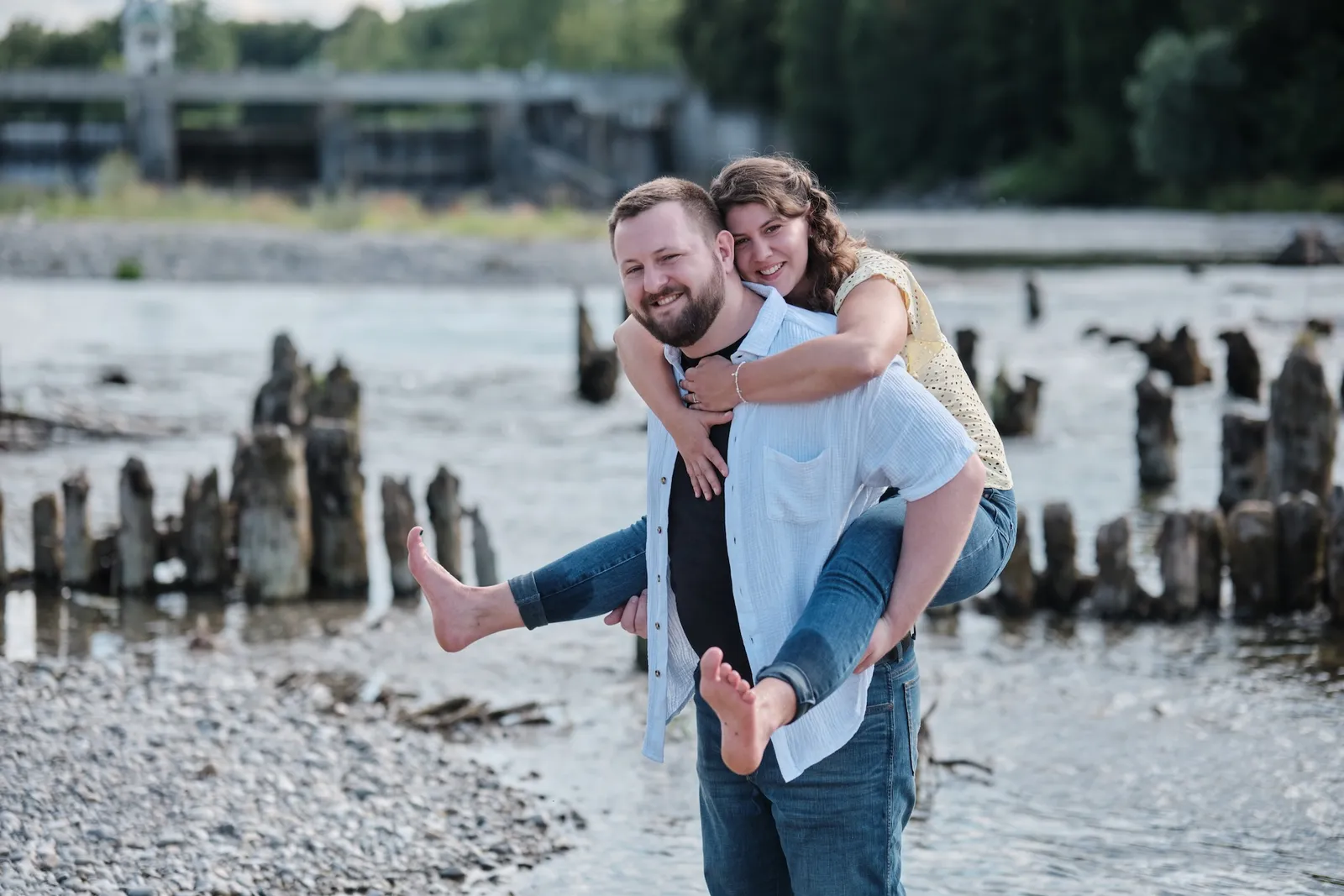 Huckepack und Lachen an der Kiesbank des Lechs – Kennenlernshooting Matthias & Rebecca, Hochablass Augsburg
