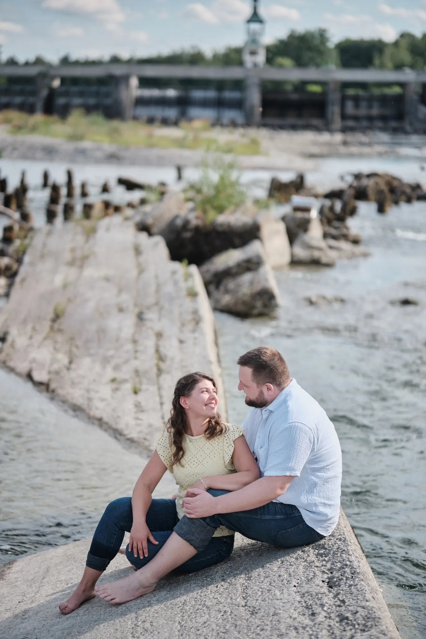 Kuss im Sitzen am Steinufer des Lechs – Kennenlernshooting Matthias & Rebecca, Hochablass Augsburg