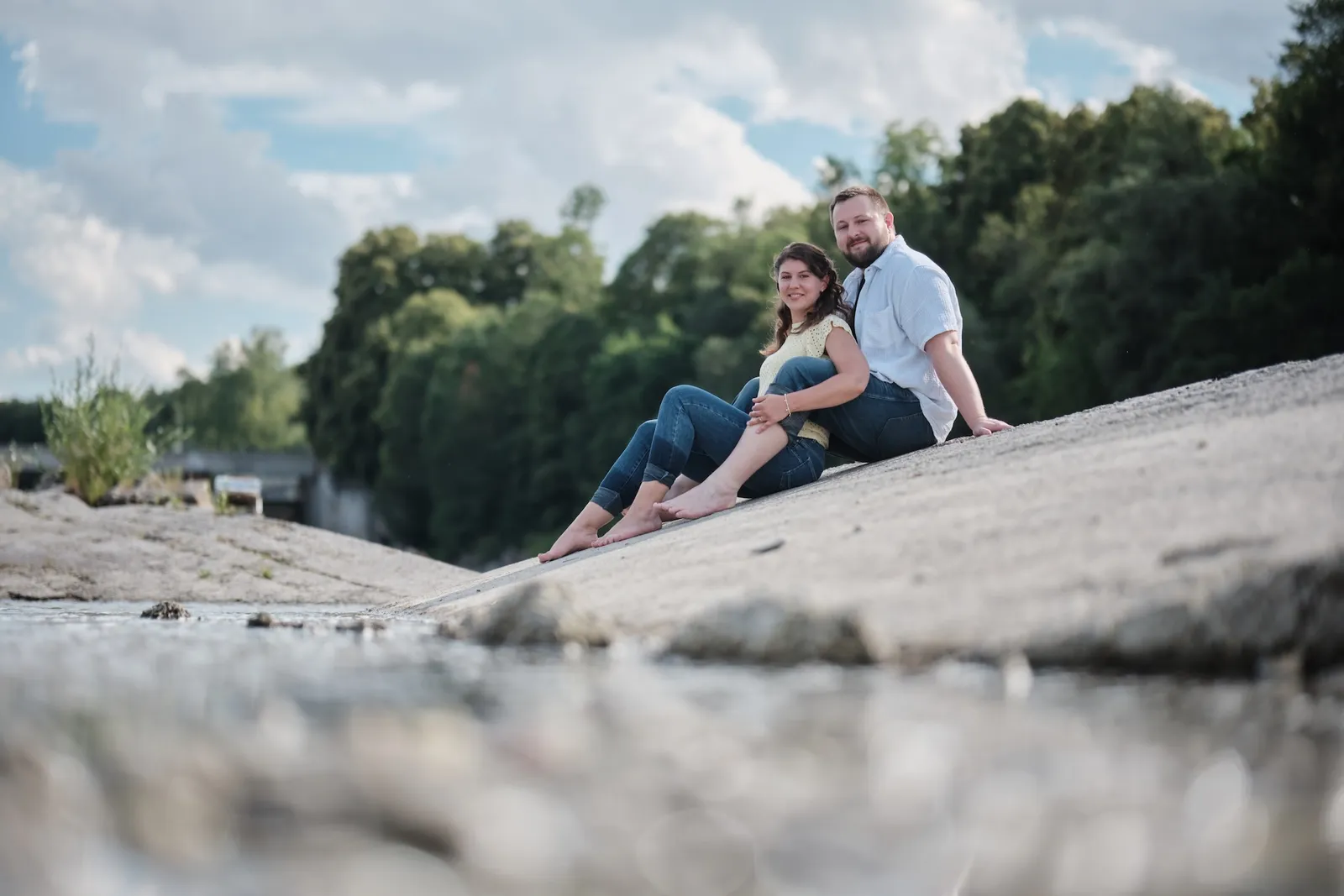 Enge Umarmung im Sitzen am Ufer – Kennenlernshooting Matthias & Rebecca, Hochablass Augsburg