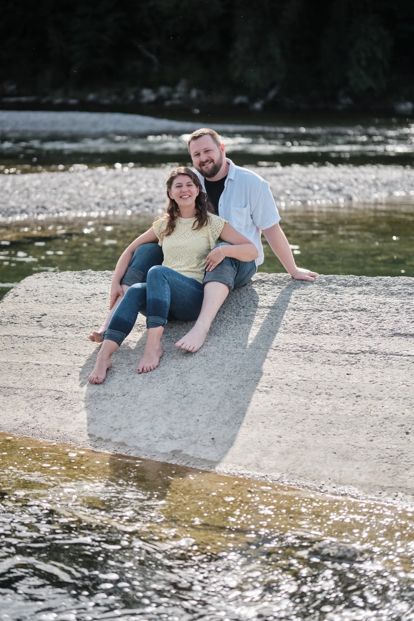 Spritzendes Wasser beim Sitzen am Ufer, ausgelassene Stimmung zum Abschluss – Kennenlernshooting Matthias & Rebecca, Hochablass Augsburg
