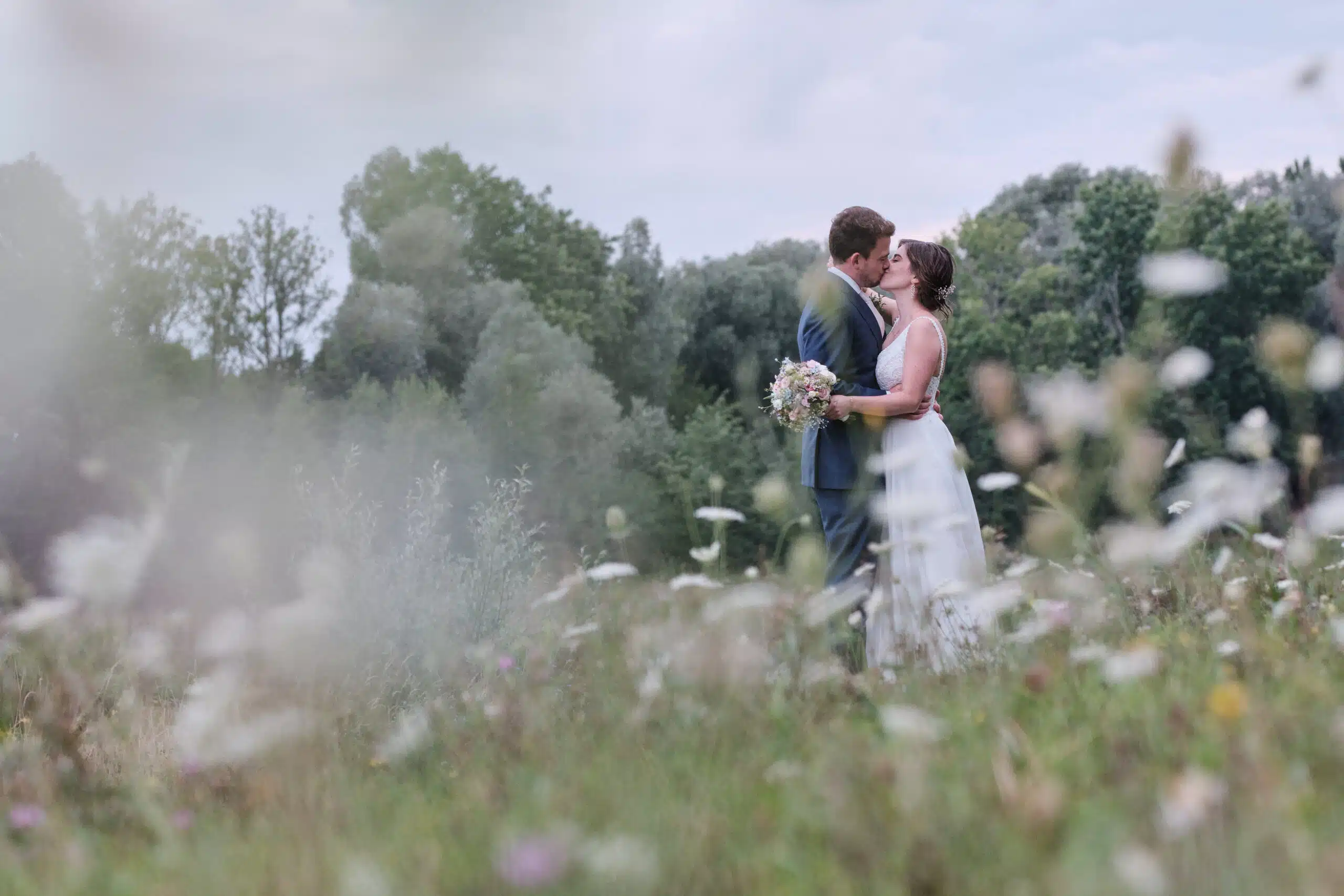 Brautpaarshooting an der Wertach - Hochzeit Hanna & Tobi auf Altherrenhaus bei Augsburg