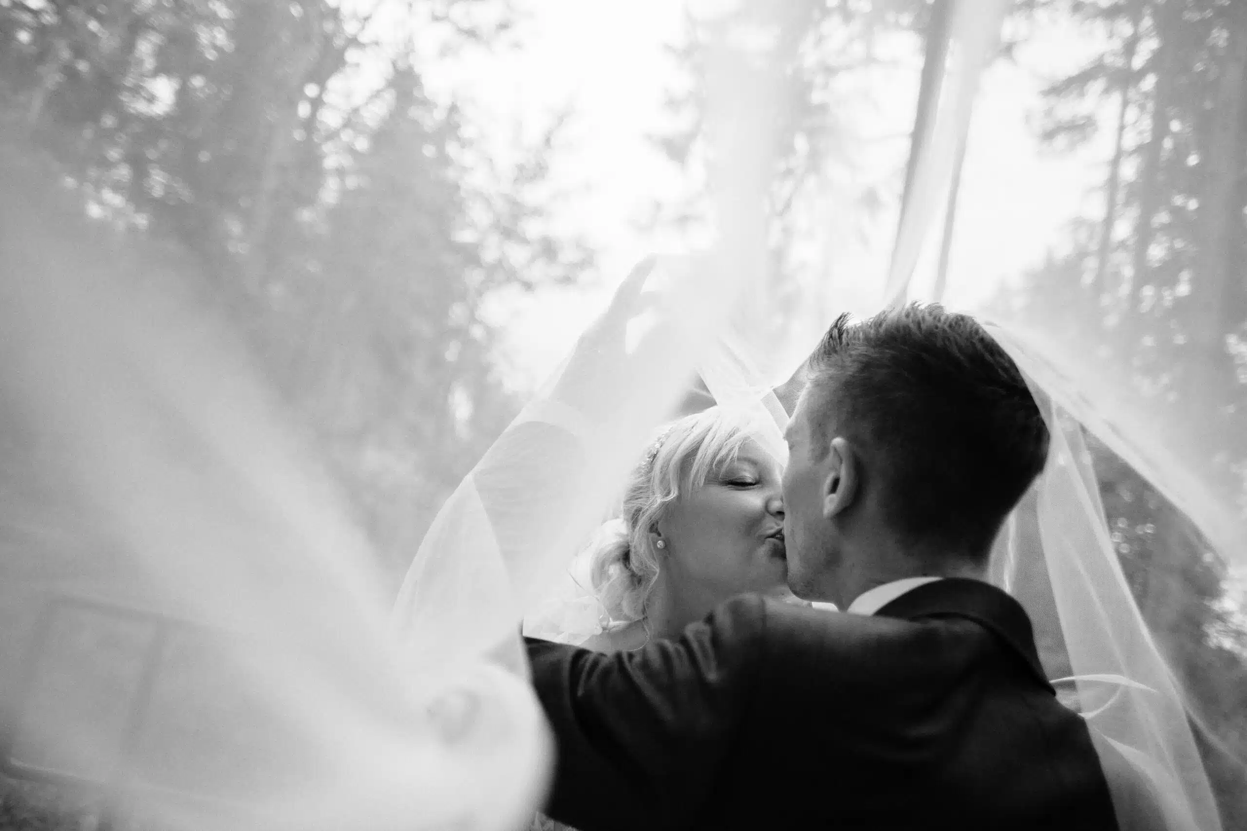 Schwarzweiss Hochzeit Kuss Augsburg